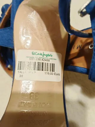 Zapatos de tacón azules con flores