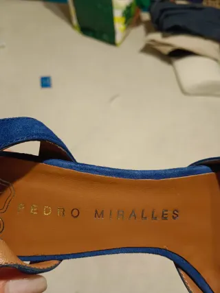 Zapatos de tacón azules con flores