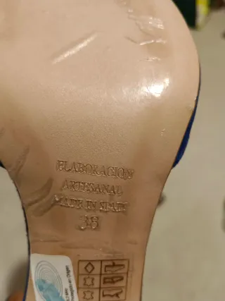 Zapatos de tacón azules con flores