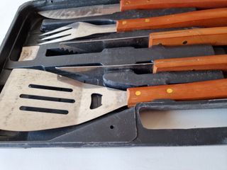 Set barbecue completo di accessori per la cottura