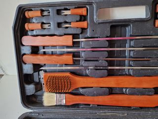 Set barbecue completo di accessori per la cottura