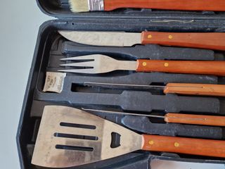 Set barbecue completo di accessori per la cottura