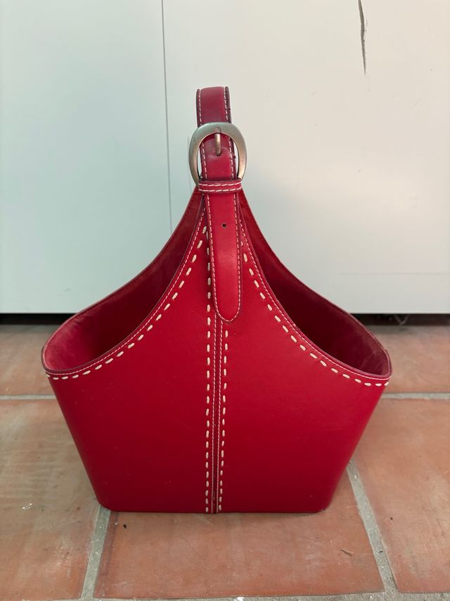 Revistero de piel rojo e interior de terciopelo