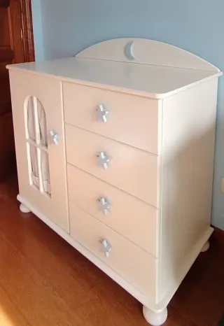 Mueble cambiador infantil con estrellas.