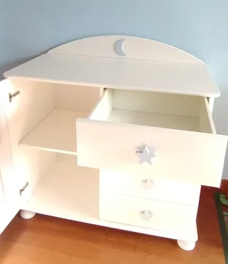 Mueble cambiador infantil con estrellas.