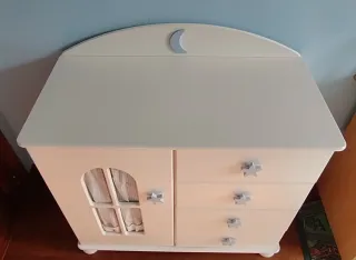 Mueble cambiador infantil con estrellas.