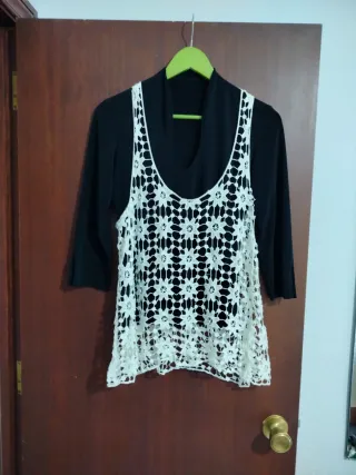 Conjunto Camiseta Negra y Top Encaje Blanco