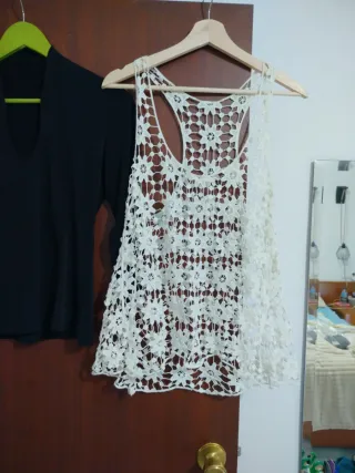 Conjunto Camiseta Negra y Top Encaje Blanco