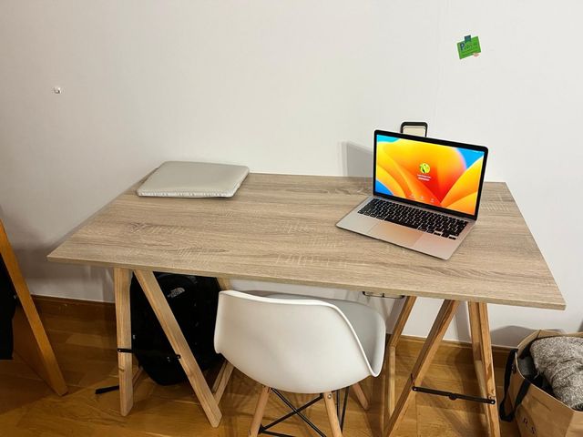 Escritorio de madera (tablero y caballetes)