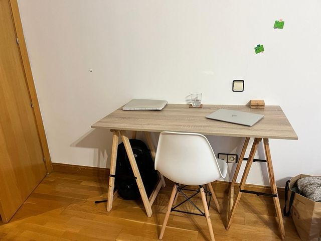 Escritorio de madera (tablero y caballetes)