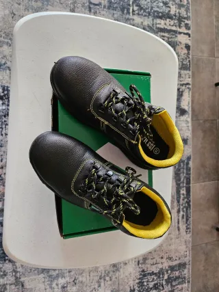 Zapatos de seguridad negros y amarillos