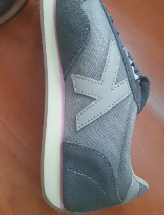 Zapatillas deportivas Kelme grises, sin estrenar.