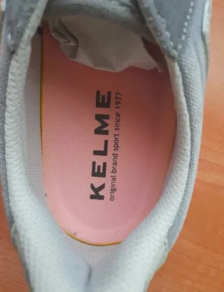 Zapatillas deportivas Kelme grises, sin estrenar.