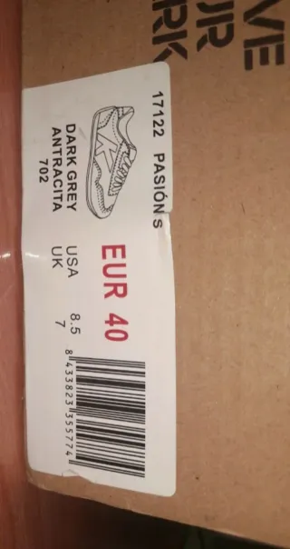 Zapatillas deportivas Kelme grises, sin estrenar.