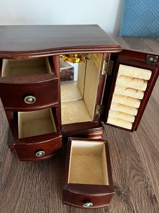 Joyero de madera con cajones y puerta