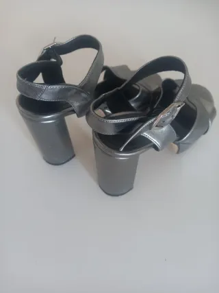 Sandalias de tacón de piel plateadas
