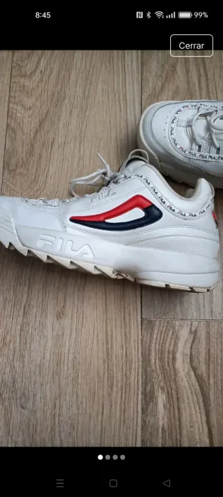 Tenis Fila blancos con detalles rojos y azules
