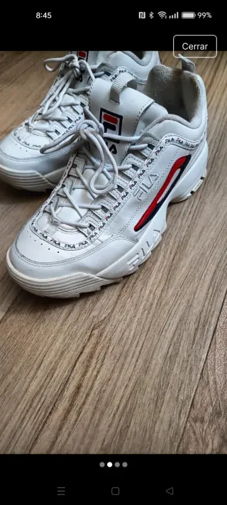 Tenis Fila blancos con detalles rojos y azules