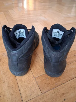 Deportivas Nike semibota negras. Modelo retro.
