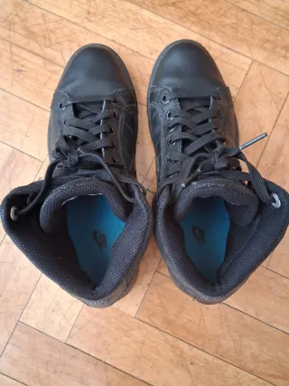 Deportivas Nike semibota negras. Modelo retro.