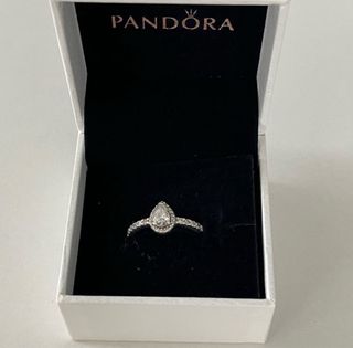 Anillo Pandora Halo tear drop