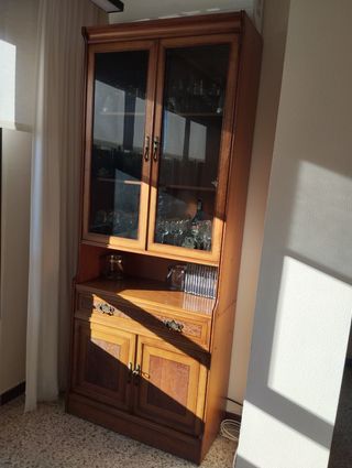 Vitrina de madera con puertas de cristal