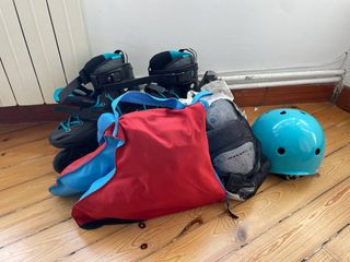 Patines en línea y casco de protección