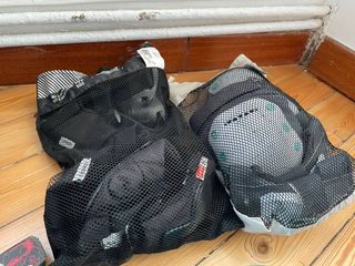 Patines en línea y casco de protección