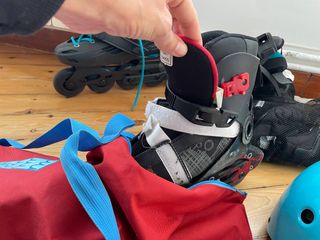 Patines en línea y casco de protección