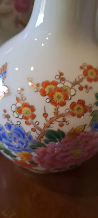 Jarrón de porcelana china con flores