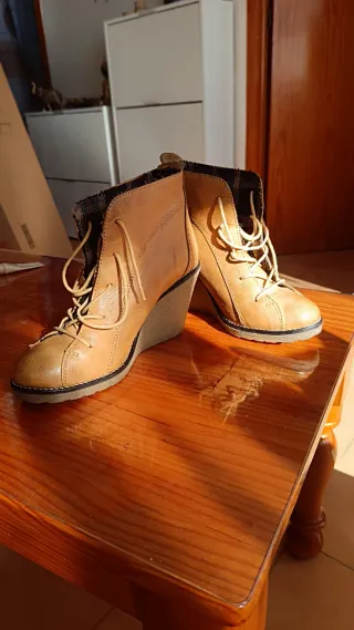 Botín cuña mostaza mujer