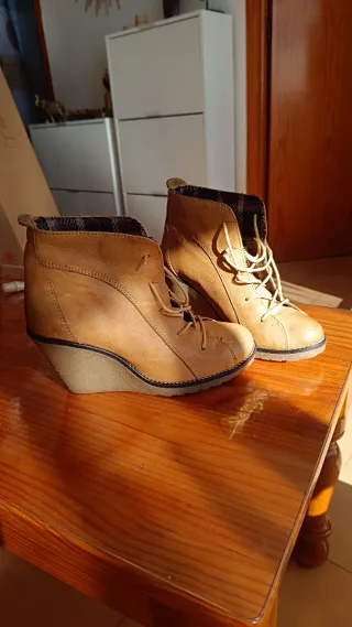 Botín cuña mostaza mujer