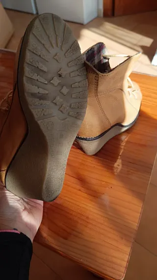 Botín cuña mostaza mujer