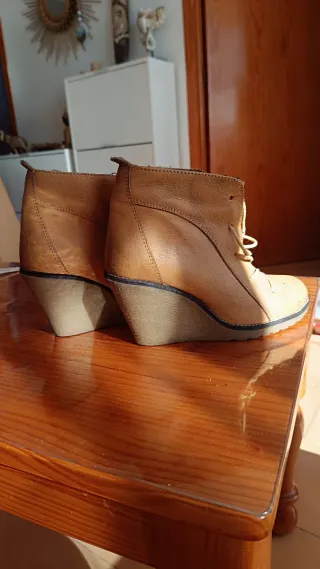 Botín cuña mostaza mujer