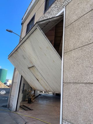 Puerta de nave industrial