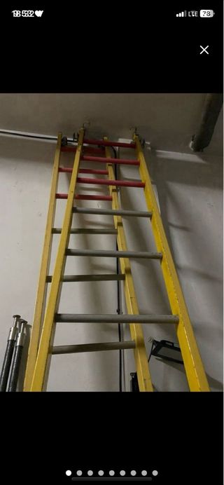 Escalera de seguridad amarilla