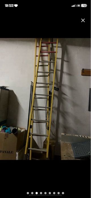 Escalera de seguridad amarilla