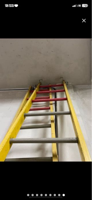 Escalera de seguridad amarilla