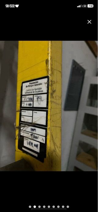 Escalera de seguridad amarilla