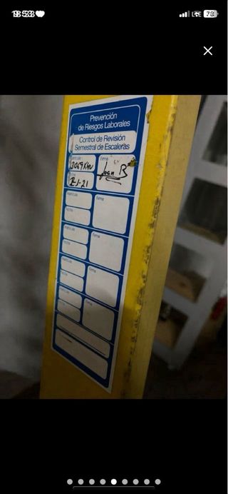 Escalera de seguridad amarilla