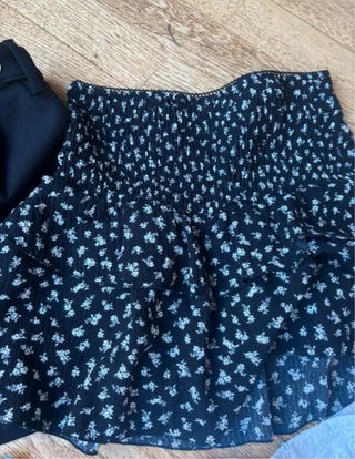 3 pantalones y una falda talla 34