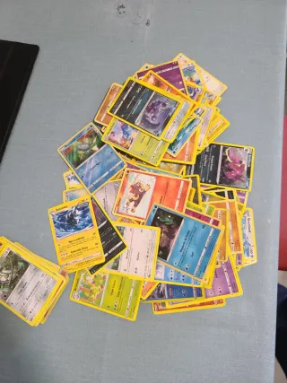 Lote de 270 cromos Pokémon Incluye álbum