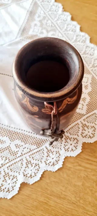 Vaso etnico marrone e oro con ciondoli