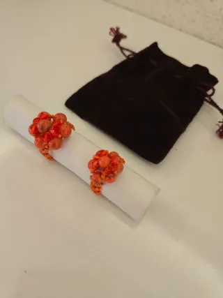 Anillos de bisutería naranja y rojo