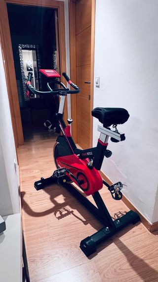 Bicicleta Estática Roja y Negra
