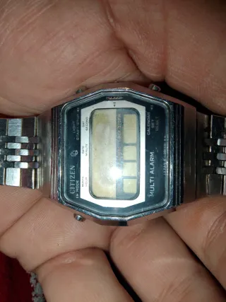 Reloj Citizen Digital multi alarma. ColorPlata