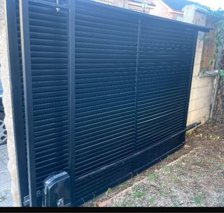 Puerta corredera metálica negra