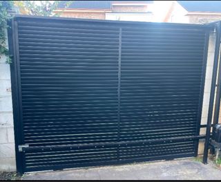 Puerta corredera metálica negra