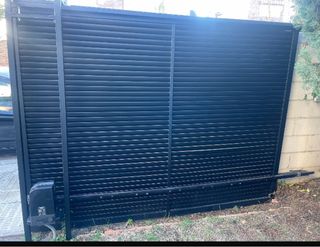 Puerta corredera metálica negra