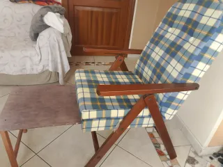 Sedia sdraio in legno con tessuto a quadri